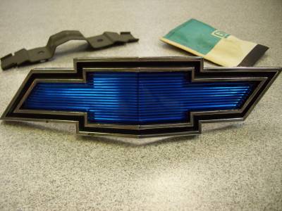 GM Restoration Parts - 1969 IMPALA  GRILLE BOWTIE  GM